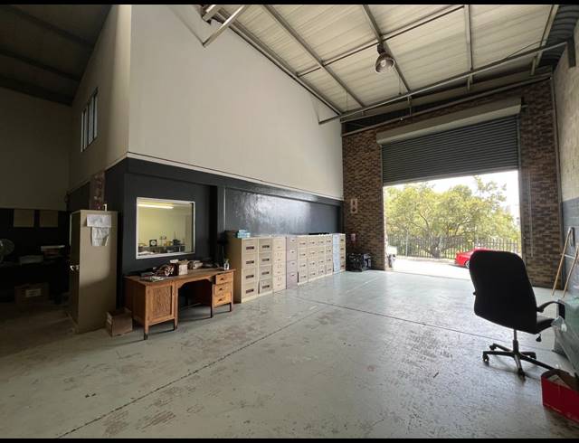 252M² WAREHOUSE TO LET IN LASER PARK